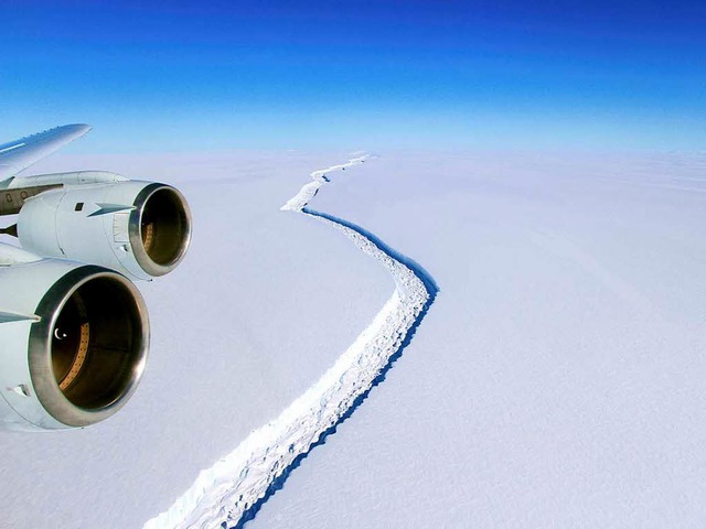Dimensionen, die man nur vom Flugzeug ...Der Riss durch das Larsen-C.Schelfeis   | Foto: dpa