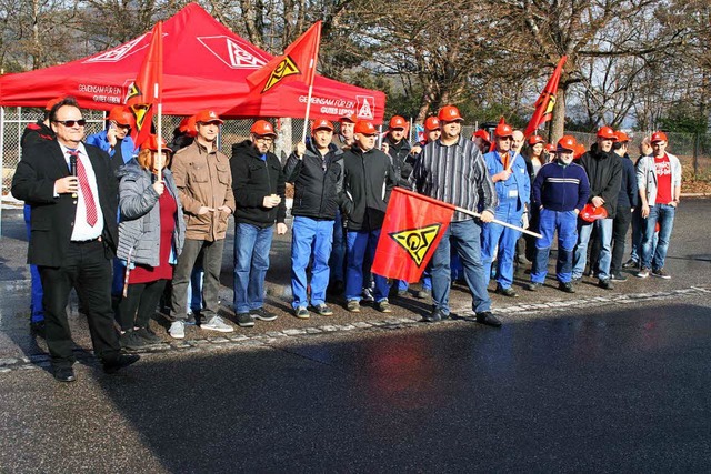 Zahlreich beteiligte sich die Belegsch... zu dem die IG Metall aufgerufen hatte  | Foto: Ralph Lacher