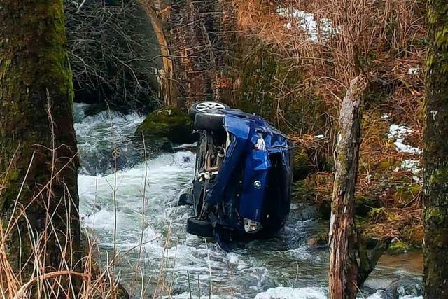 Auto kommt auf dem Schauinsland von der Fahrbahn ab und strzt in einen Bach