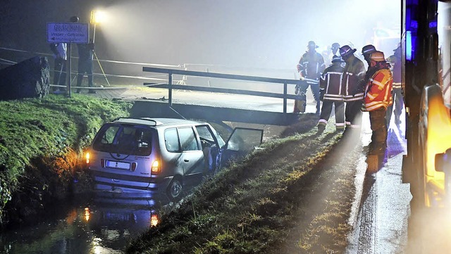 Die Rettungskrfte beim Einsatz an der...lstelle am Ortsausgang von Bleichheim.  | Foto: Wolfgang Knstle