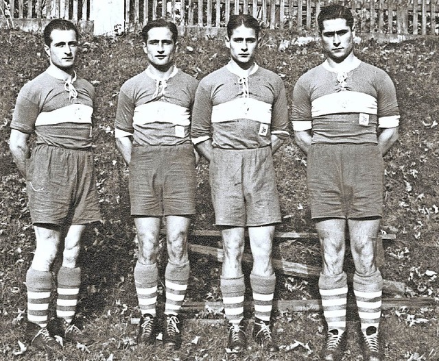 Die Scherer-Buben (von links): die Br...f in Fuball-Trikots der 1930er-Jahre   | Foto: repro: bernd seger