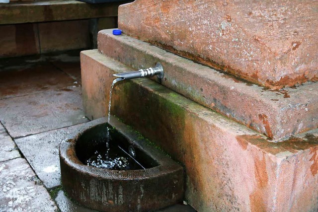 Nur noch ein kleiner Strahl Wasser kom...andelinbrunnens in der Brunnenkapelle.  | Foto: Herbert Birkle