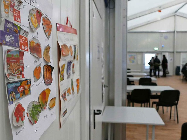 Was kosten Lebensmittel und wie nennt ...Deutsch? Plakate im Gemeinschaftsraum.  | Foto: Peter Gerigk