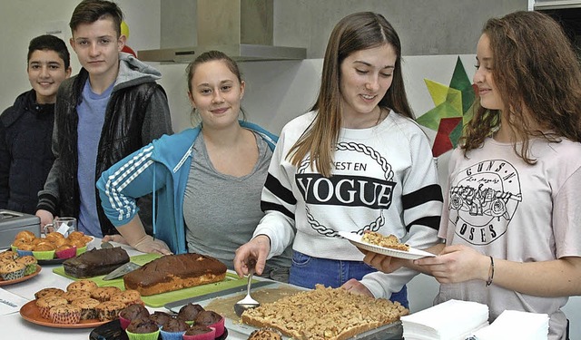 Jugendliche verkauften zum Tag der off...r in der Juke selbstgemachten Kuchen.   | Foto: Ounas-krusel