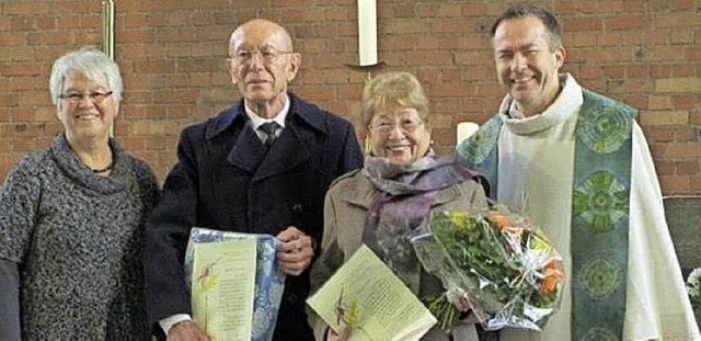 Chorleiterin  Elke Keller (links) dank...s) Helmut Heichel und  Gisela Rter.    | Foto: Kirchenchor Guter Hirte