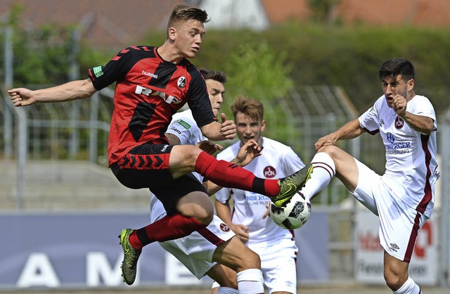 Zum Sprung aus den Tabellenniederungen...links) mit der U19 des SCF  ansetzen.   | Foto: Seeger