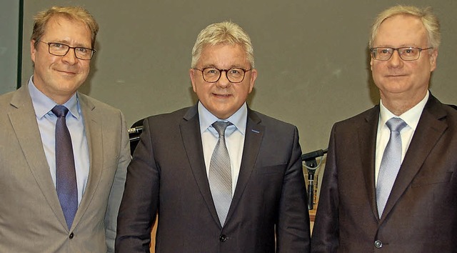 Justizminister Guido Wolf (Mitte), zus...fer, dem Chef der Staatsanwaltschaft.   | Foto: Hubert Rderer
