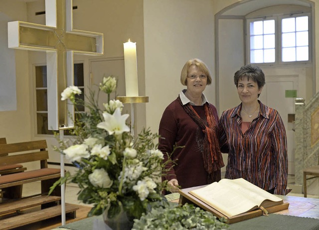 Almut Oser (links) und   Susann Woischnor in der Bergkirche in Opfingen  | Foto: Ingo Schneider