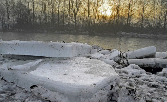 Eisschollen an der Wiese in Hausen: Manche sind ber 20 Zentimeter dick.   | Foto: angelika Schmidt (2)