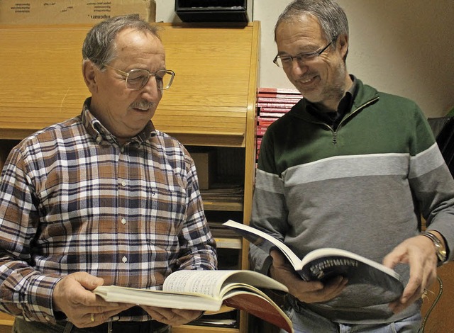 Domchorleiter Michael Neymeyer (rechts...l bereiten die Messe am Sonntag  vor.   | Foto: Cornelia Liebwein