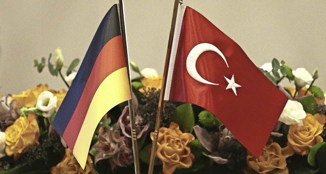 Schmuck beim Staatsbesuch: Blumen und Flaggen auf einem Tisch in Ankara  | Foto: DPA