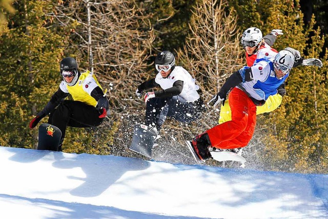 Snowboardfahrerinnen und Snowboarfahre...im Snowboard-Cross waghalsige Sprnge.  | Foto: HTG