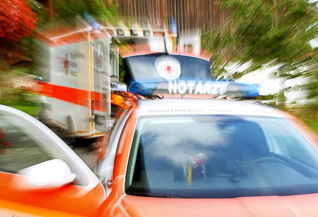 Da zwei Mnner bei dem Autounfall verl...Rettungsdienst ausrcken (Symbolbild).  | Foto: dpa