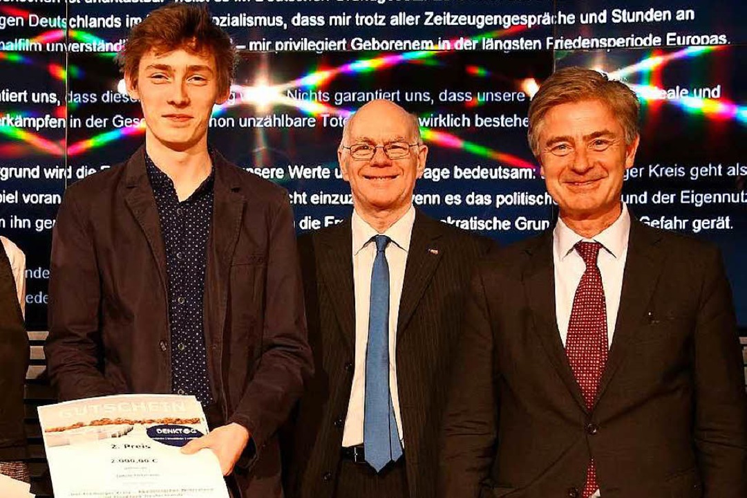 Jakob Ortmann mit Bundestagspräsident ...neten Matern von Marschall (von links)  | Foto: Büro von Marschall