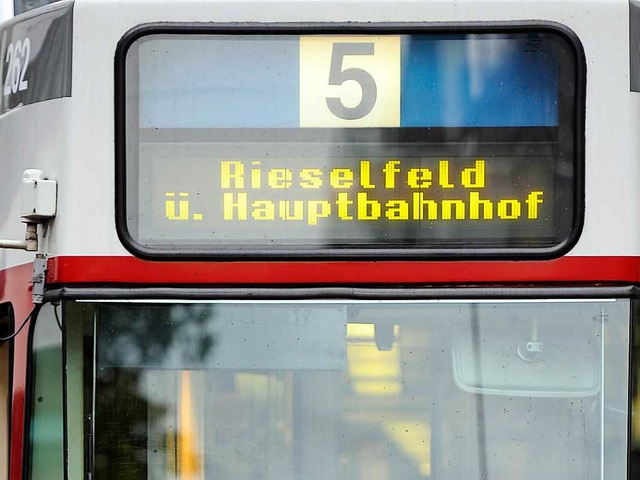 Die Autofahrerin kollidierte beim Rech...t einer Tram der Linie 5 (Symbolbild).  | Foto: Ingo Schneider