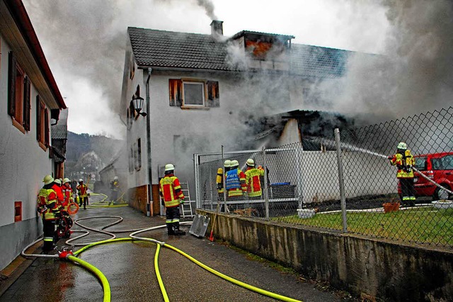 60 Feuerwehrleute  waren beim Brand in der Hohlgasse im Einsatz.  | Foto: Herbert Trogus