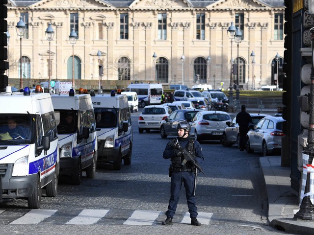 Polizisten und Soldaten sichern den Bereich rund um das Louvre.  | Foto: AFP