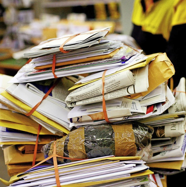 Ist der Postbote krank, stapeln sich die Briefe.   | Foto: DPA