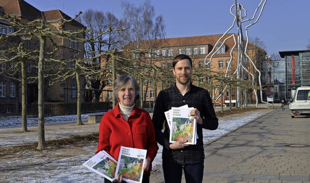 VHS-Leiterin Elisabeth Asche und Mitar...z der VHS, das neue Semesterprogramm.   | Foto: Karin Reimold