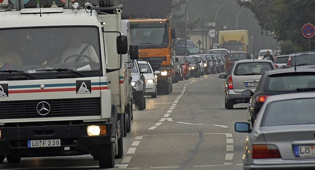 Der Verkehr ist in der Haltinger Ortsd...rotz Tempo 30 nicht weniger geworden.   | Foto: Archivfoto: Lauber