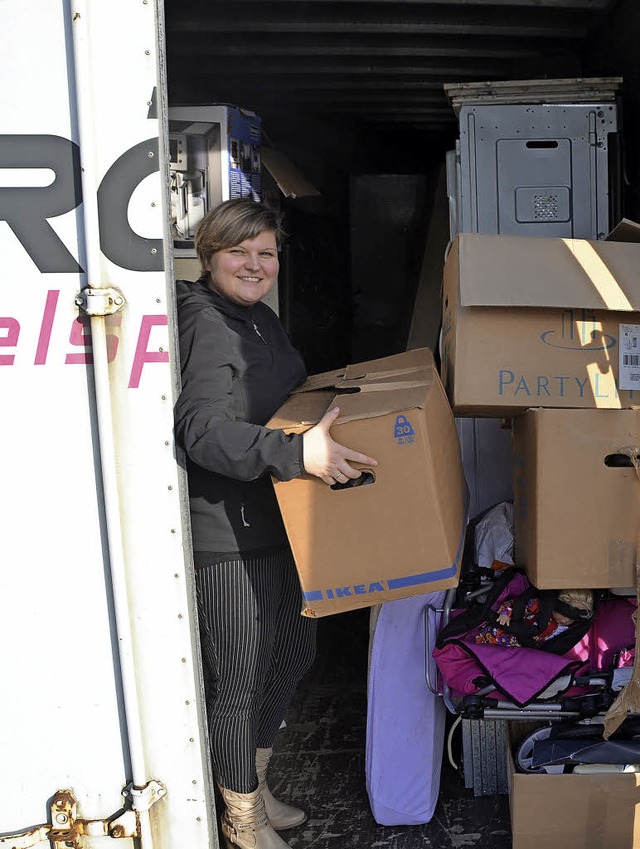 Diana Richard beim Einrumen des Containers fr Gambia   | Foto: Bischoff