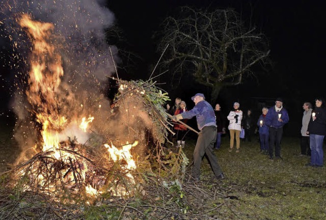 Walter Kamenzin (vorne), Ehrenkommanda... Wehr, war mit Feuereifer im Einsatz.   | Foto: Thomas Kunz