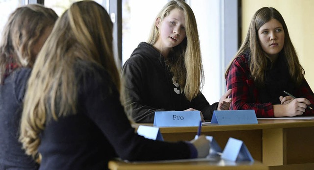 Wer hat die besseren Argumente? Vier Schlerinnen debattieren um die Wette.   | Foto: Ingo Schneider