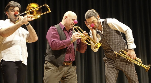 Fr Schostakowitsch setzen sich Zoltan...nks) von Mnozil Brass rote Nasen auf.   | Foto: roswitha Frey