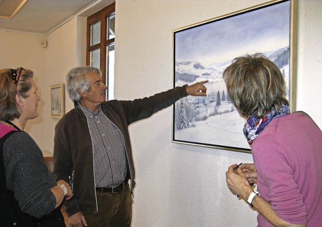 Manfred Wolf im Gesprch mit Besucheri...sind dort seine Winterbilder zu sehen.  | Foto: Ulrike Spiegelhalter