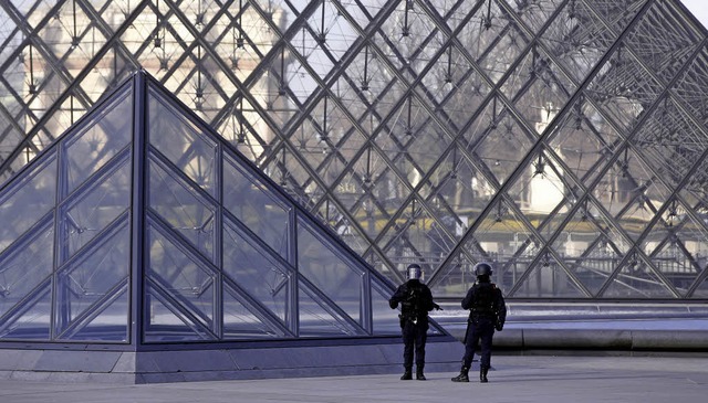 Polizeischutz am Louvre-Museum am Freitagmorgen in Paris   | Foto: DPA