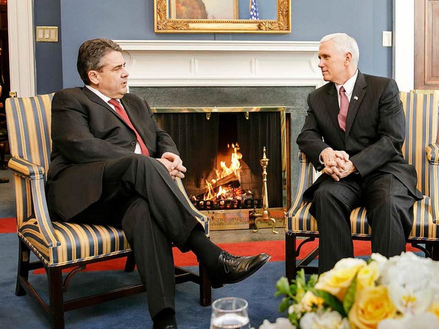 Der neue US-Vizeprsident Mike Pence (...en neuen Bundesauenminister  Gabriel.  | Foto: dpa