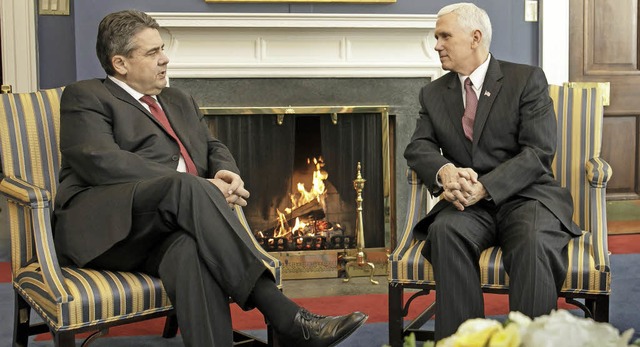 Der neue US-Vizeprsident Mike Pence (... neuen Bundesauenminister  Gabriel.    | Foto: dpa