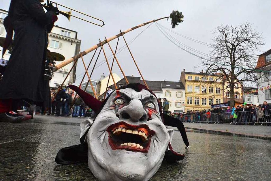 Narrenbaumstellen auf dem Alten Marktplatz in Lörrach. (Foto: Barbara Ruda) Narrenbaumstellen auf dem Alten Marktplatz in Lörrach. (Foto: Barbara Ruda)