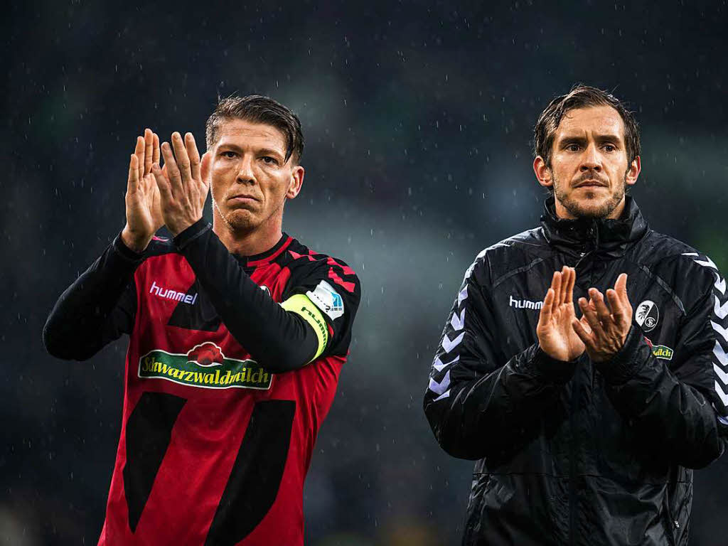 Mike Frantz und Julian Schuster verabschieden sich von den Freiburger Fans.