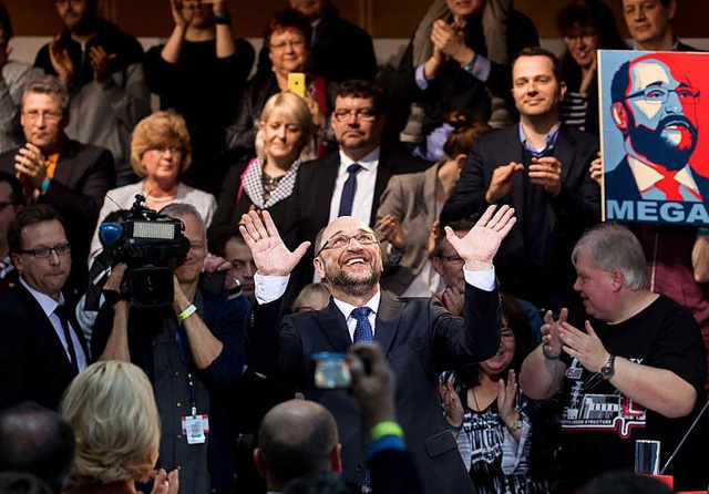 Martin Schulz aus dem nordrheinwestfl...gebung freuen sich die SPD-Mitglieder.  | Foto: dpa