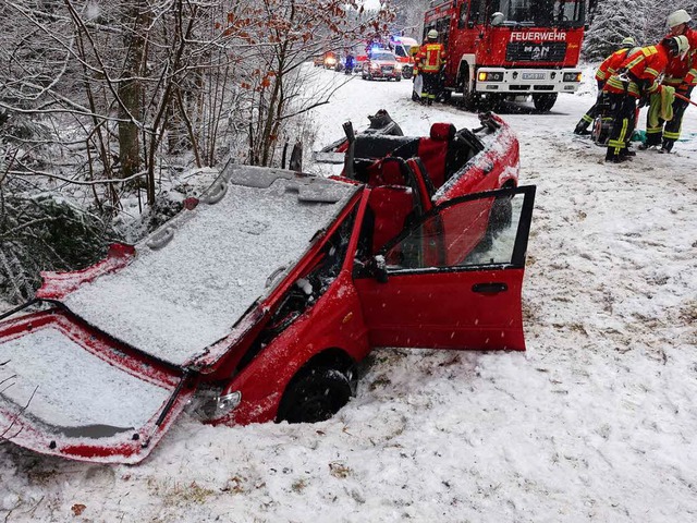 Auf schneeglatter Fahrbahn kam das Aut...ab und prallte gegen einen Baumstumpf.  | Foto: Olaf Thor