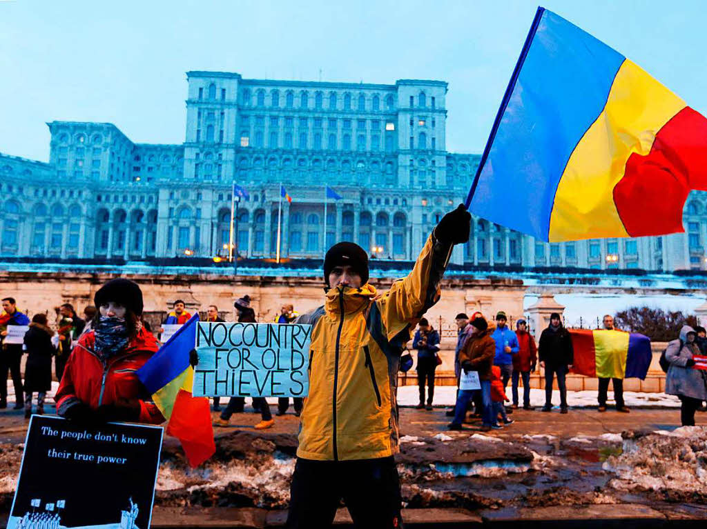Demonstranten vor dem Parlamentspalast in Bukarest