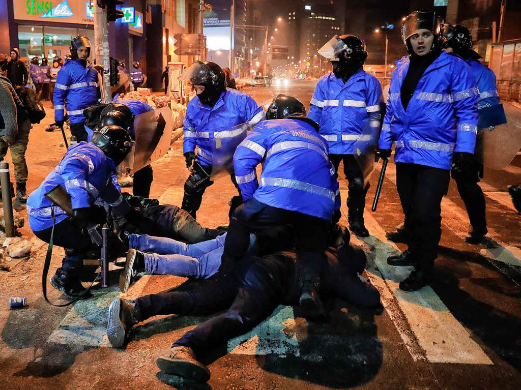 Demonstranten und Bereitschaftspolizisten lieferten sich in der Nacht zum 2. Februar Auseinandersetzungen.