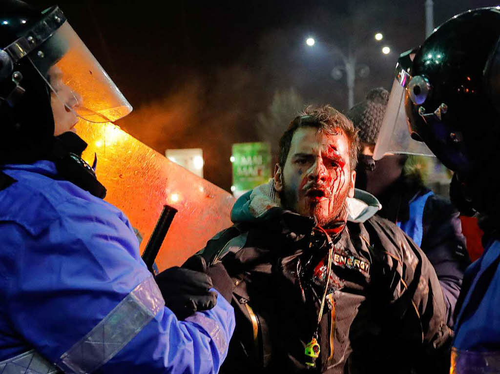 Demonstranten und Bereitschaftspolizisten lieferten sich in der Nacht zum 2. Februar Auseinandersetzungen.
