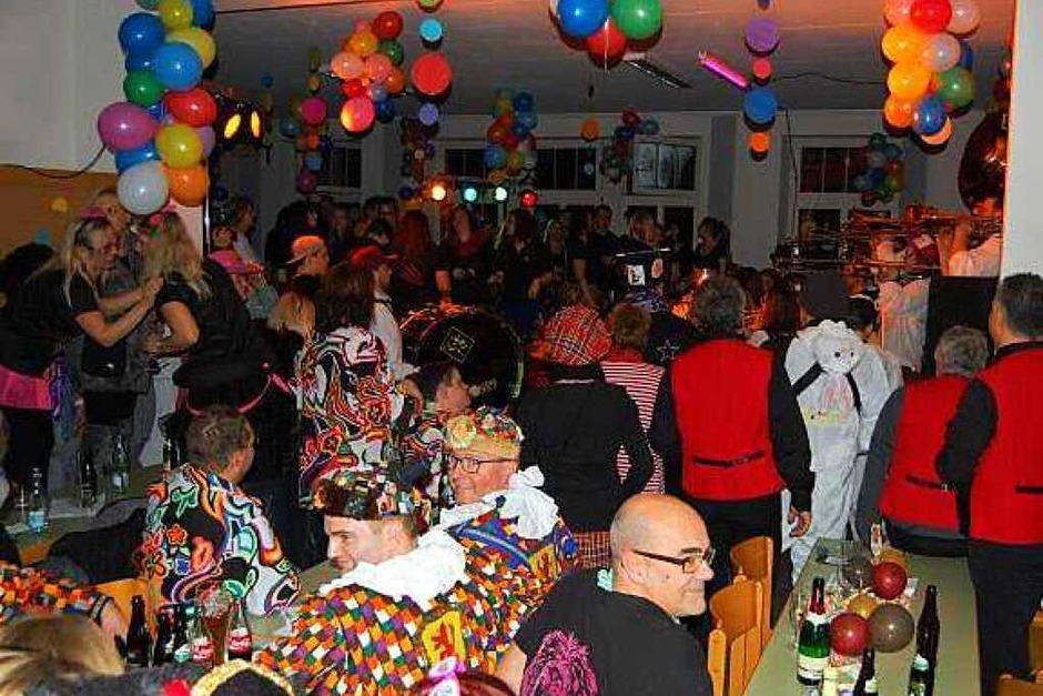 Beim Bunten Abend der Enzebächle Füchs Binzgen waren die Narren voll in ihrem Element. Beim Bunten Abend der Enzebächle Füchs Binzgen waren die Narren voll in ihrem Element.