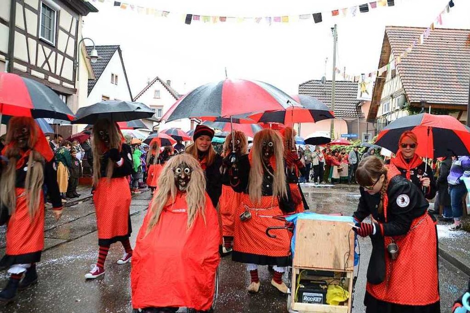 Umzug in Forchheim: Oberbergener Finsterdobelhexen. (Foto: Roland Vitt) Umzug in Forchheim: Oberbergener Finsterdobelhexen. (Foto: Roland Vitt)