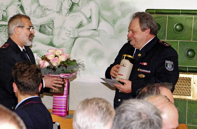 Michael Koger (links) dankt Uwe Sachs ...er Freiwilligen Feuerwehr in tlingen.  | Foto: SEDLAK