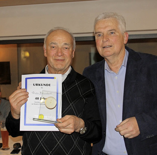 Vorstand Waldemar Bowe (rechts) freut ... der seit 40 Jahren dem Club angehrt.  | Foto: Christiane Franz