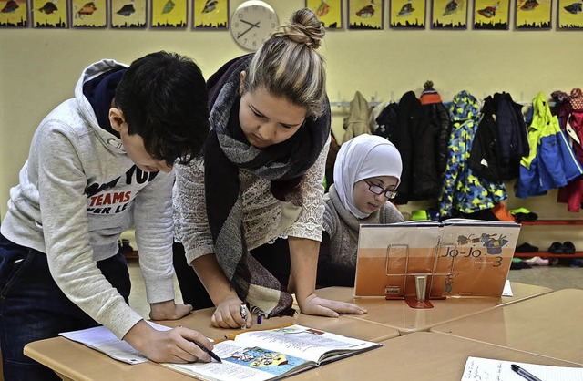 Individuelle Frderung beim Lernen: Le...r Shahab (links) und Nada aus Syrien.   | Foto: Gabriele Hennicke