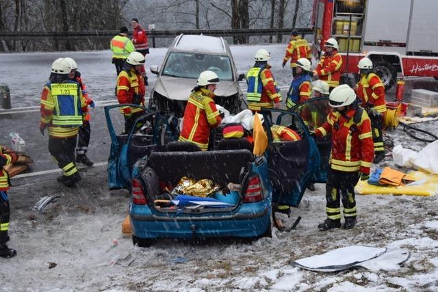 Drei Menschen nach Unfall auf B 31 verletzt