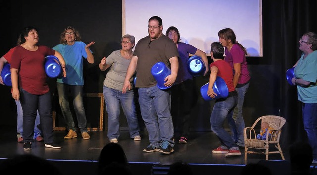 Theater Flgelschlag mit viel Musik und Gesang  | Foto: Georg Vo