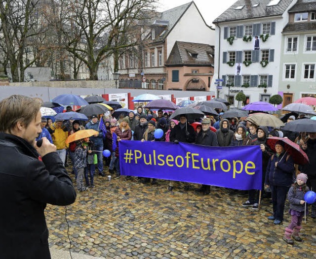 Regen? Egal, wenn die europische Idee...n und Initiator Moritz Pohle (links).   | Foto: Rita Eggstein
