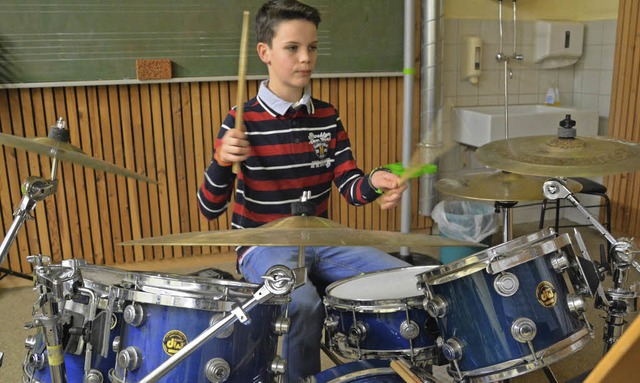 Lucas Gamp aus Waldshut spielt sich am Drumset warm.   | Foto: Barbara Ruda