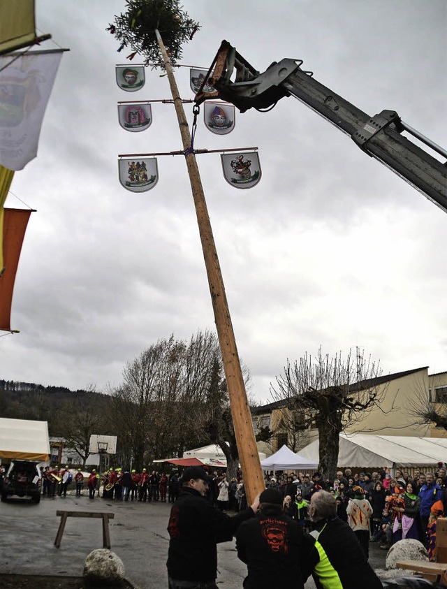 Erster Narrenbaum in Hausen.   | Foto: Steinfelder