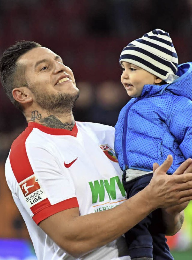 Matchwinner mit Nachwuchs: FCA-Kicker Raul Bobadilla   | Foto: dpa